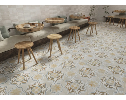 Badrum med klinkergolv i vintagestil, kompletterat med träpallar och soffor