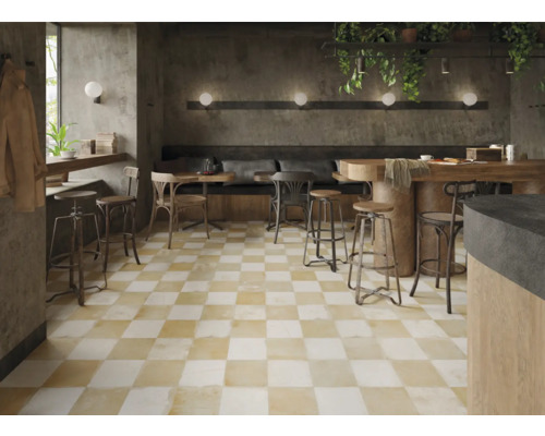 Matsal med schackrutigt kakelgolv, bord och stolar.