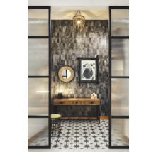 Hall med konsolbord, spegel, tavla, lampa och kakel