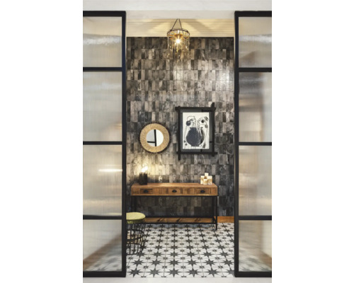 Hall med konsolbord, spegel, tavla, lampa och kakel