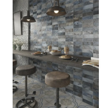 Interiör av en bistro med kakelvägg, bardisk och barstolar