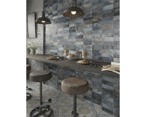 Interiör av en bistro med kakelvägg, bardisk och barstolar