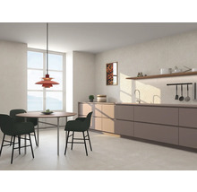 Ljust kök med matbord, stolar och hängande lampa