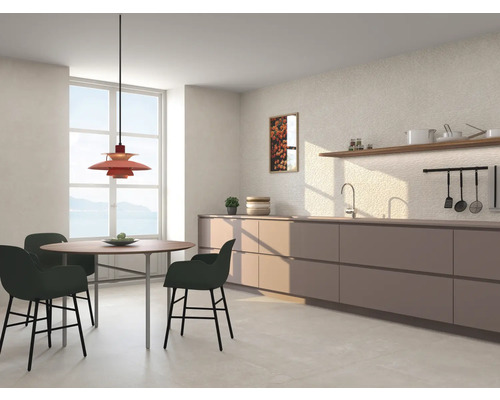 Ljust kök med matbord, stolar och hängande lampa