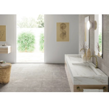 Badrum med dubbla handfat, speglar och grått golvkakel