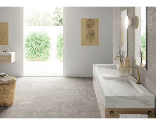 Badrum med dubbla handfat, speglar och grått golvkakel