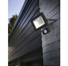 LED-strålkastare för utomhusbruk med rörelsesensor på en husvägg