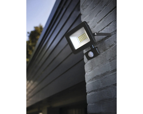 LED-strålkastare för utomhusbruk med rörelsesensor på en husvägg