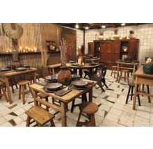 Interiör med bord, stolar och porslin i lantlig stil