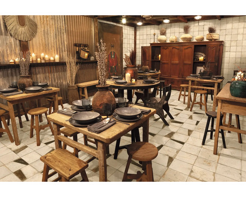 Interiör med bord, stolar och porslin i lantlig stil