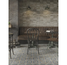 Interiör med cementplattor i mosaikmönster, bänk och stolar