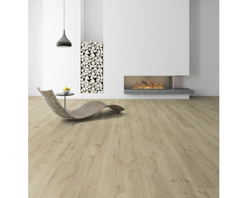 Ljust rum med laminatgolv, öppen spis och vedförvaring