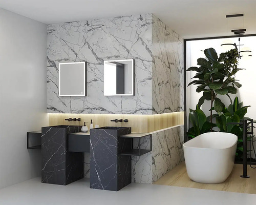 Modernt badrum med dubbla handfat, belysta speglar och badkar