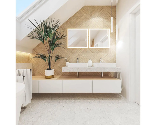 Modernt badrum med dubbla handfat, belysta speglar och krukväxt