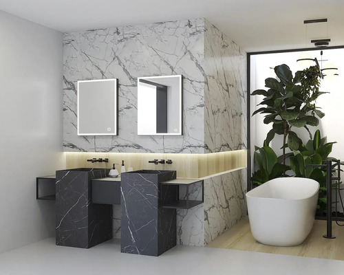 Modernt badrum med dubbla handfat, speglar och fristående badkar