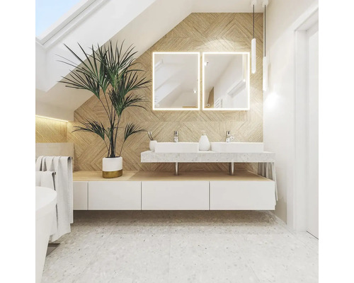 Ljust badrum med dubbla handfat, belysta speglar och krukväxt