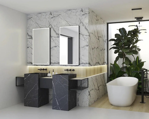 Modernt badrum med dubbla handfat, marmorvägg, belysta speglar och fristående badkar