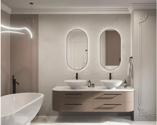 Badrum med tvättställ, två speglar, badkar och belysning