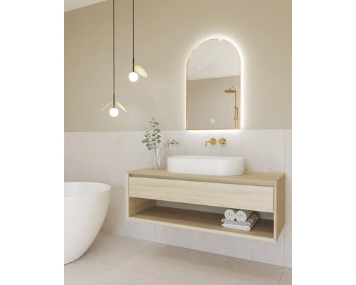 Badrum med tvättställsskåp, tvättställsskål, spegel och pendellampor