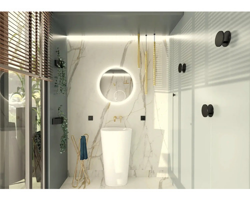 Modernt badrum med fristående handfat, spegel och handdukshållare