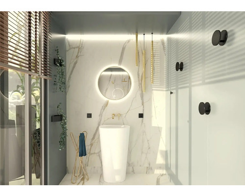 Ljust badrum med handfat, spegel, handdukshållare och växter