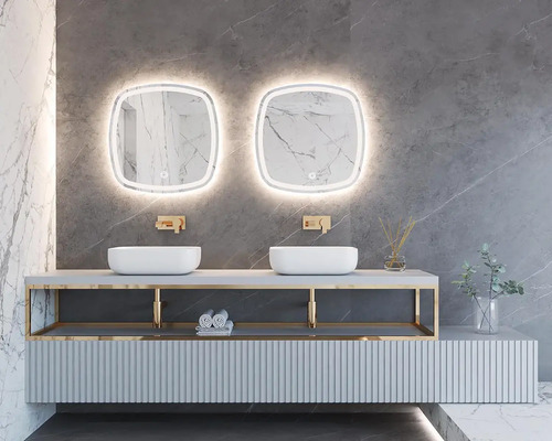 Badrum med två handfat, upplysta speglar och modern design