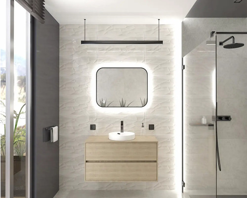 Modernt badrum med tvättställ, spegel, belysning och dusch