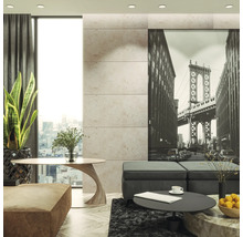 Modernt vardagsrum med fototapet av en bro, bord, soffa och krukväxt