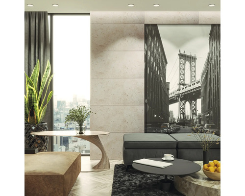 Modernt vardagsrum med fototapet av en bro, bord, soffa och krukväxt