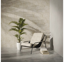 Dekorativ interiör med fåtölj, krukväxt och kakelvägg