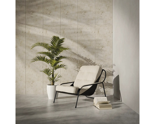 Dekorativ interiör med fåtölj, krukväxt och kakelvägg