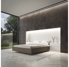 Modernt sovrum med dubbelsäng, sängbord och indirekt belysning