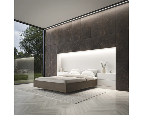 Modernt sovrum med dubbelsäng, sängbord och indirekt belysning