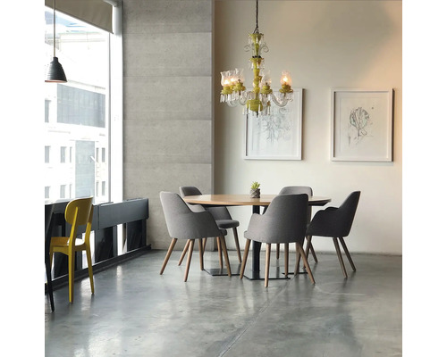 Matsal med runt träbord, grå stolar, ljuskrona och fönster