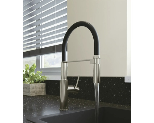 Köksblandare med hög pip och vattenstråle