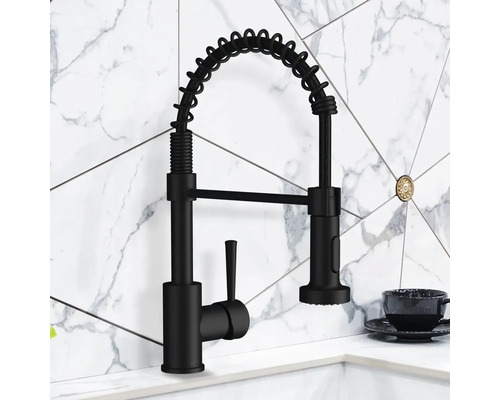 Svart köksblandare med spiralfjäder och utdragbar dusch mot vit bakgrund