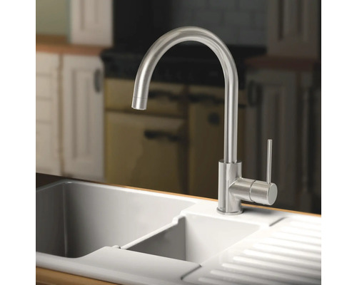 Köksblandare av metall på diskbänk