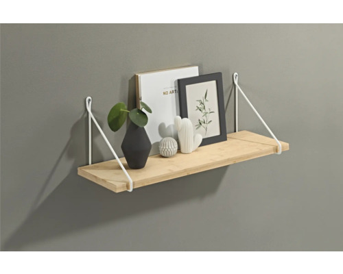 Vägghylla med dekorativa föremål som vas, fotoram och bok