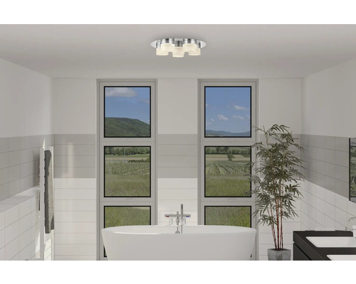 Modernt badrum med fristående badkar, fönster och taklampa