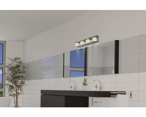 Badrum med tvättställ, spegel och vägglampa