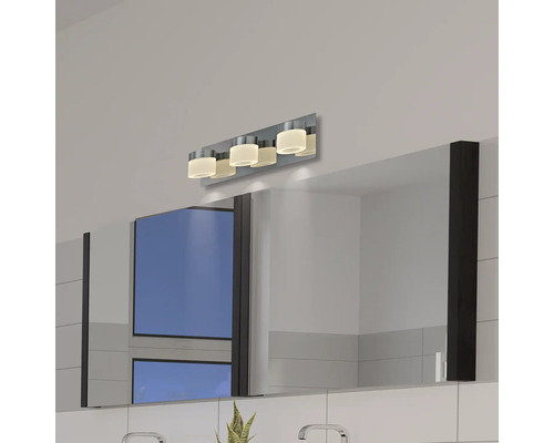 Badrum med spegelskåp och vägglampa