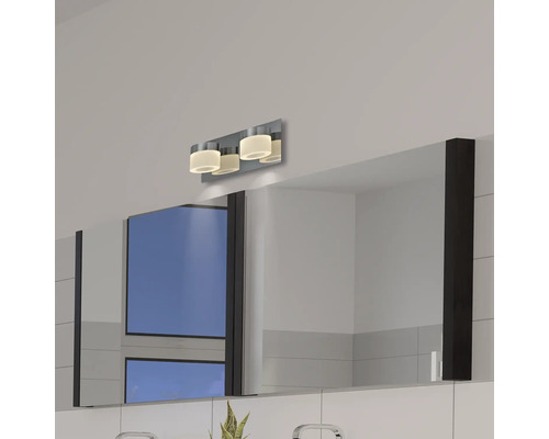 Badrum med spegelskåp och monterad lampa med tre lampor