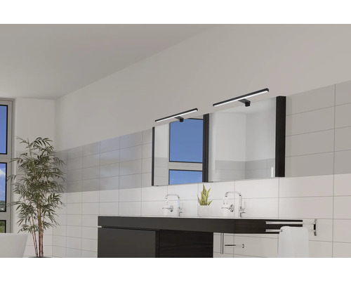 Badrum med tvättställ, spegel och LED-belysning