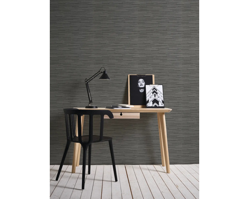 Scen med skrivbord, stol och väggbeklädnad i ett arbetsrum