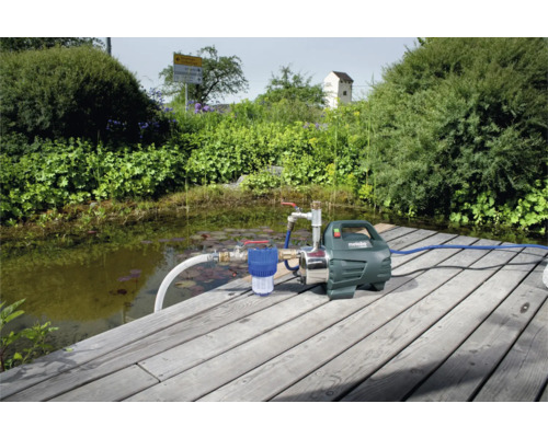Trädgård med damm och Metabo trädgårdspump på träbrygga