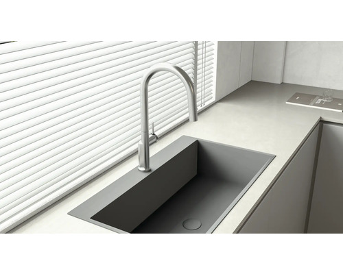 Diskho med blandare framför ett fönster med persienner