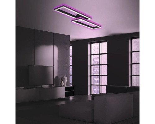 Vardagsrum med modern rektangulär taklampa