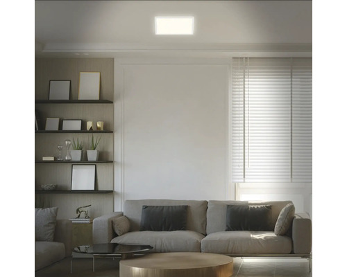 Vardagsrum med soffa, hyllor och fyrkantig taklampa