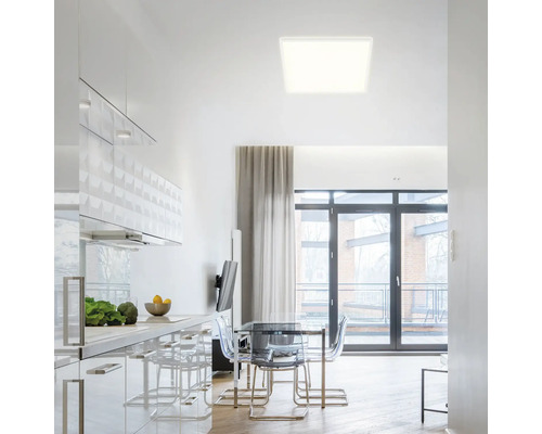 Modernt kök med matbord och fyrkantig taklampa.