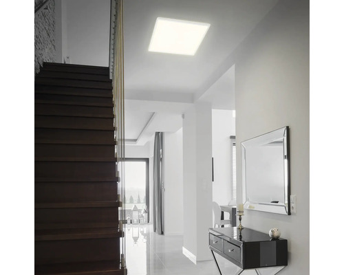 Upplyst hall med trappa och fyrkantig taklampa